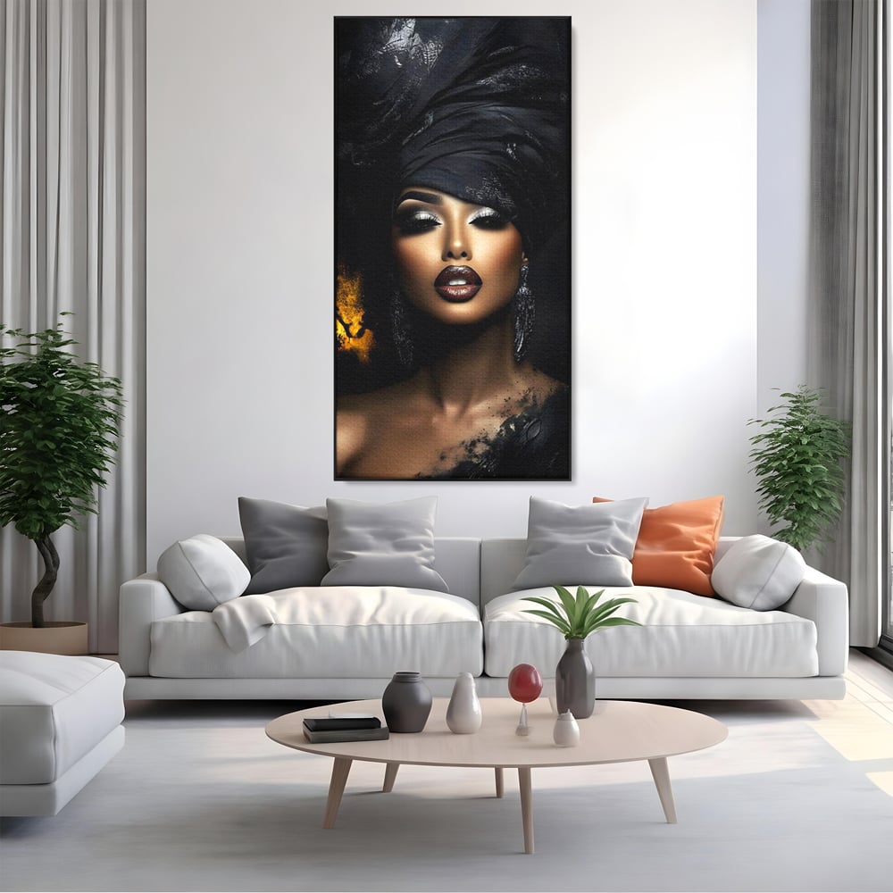 Tablou canvas cu tablou canvas cu portret de femeie, in rama de aluminiu negru, pe perete intr-un living